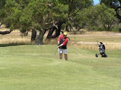 Jason Limpus chips to his green (on his 30th birthday!)